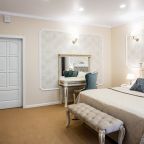 Площадь номера 50кв.м.,кровать 180*205, 2 комнаты.