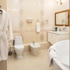 Косметические принадлежности премиум класса, халат, тапочки.