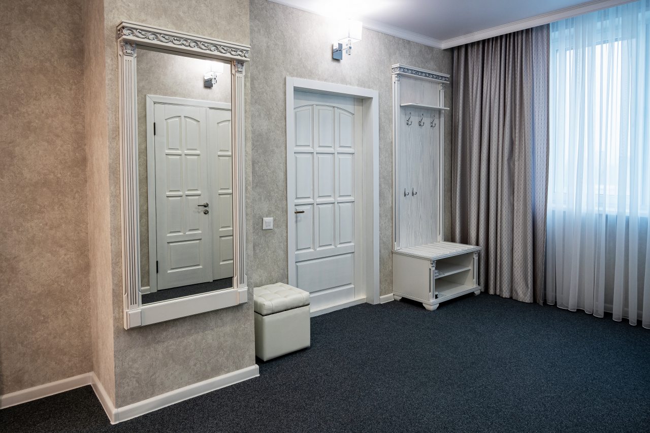 Площадь номера 50кв.м.,кровать 180*205, 2 комнаты.