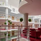 В холле на каждом этаже можно встретиться с гостями