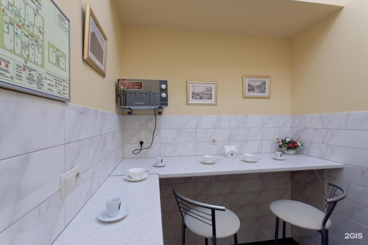 На кухне для гостей кулер с водой, чайник, микроволновка, чай кофе. Отель Аристократ