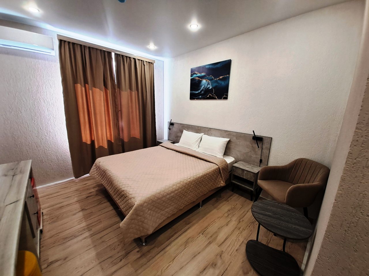 Двухспальная кровать