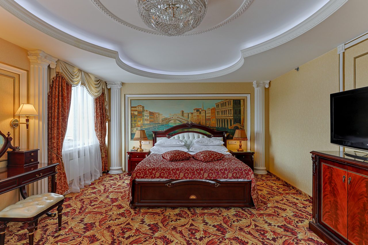 Номер (Джуниор Сюит «Классик») гостиницы Альфа Измайлово, Москва
