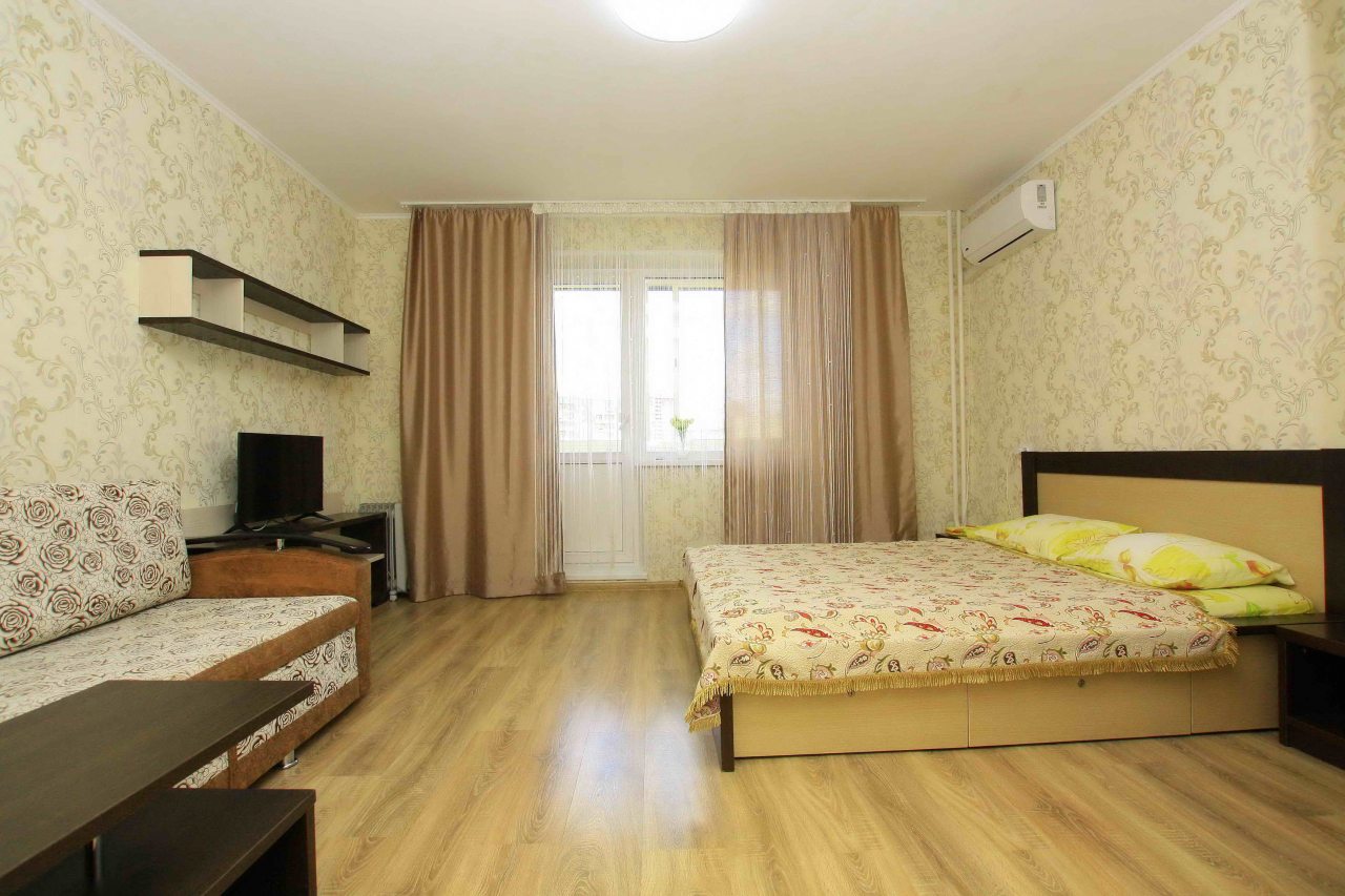 Квартира (Семейный номер с балконом (052)) апартамента АльтОтель апартаменты, Челябинск