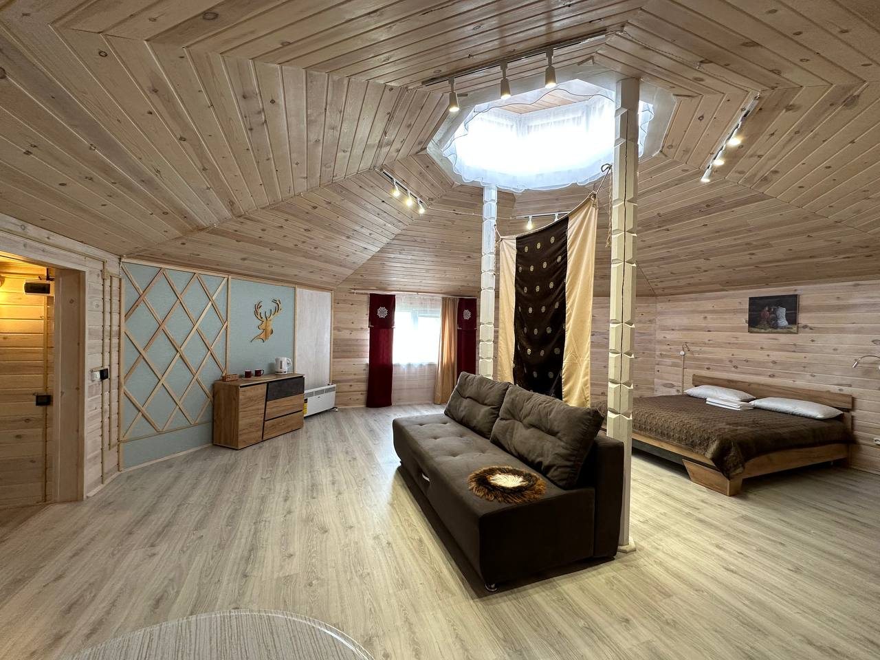 Дом (Благоустроенная деревянная юрта в бурятском стиле) загородного отеля Саянский Марал, Гремячинск (Бурятия)