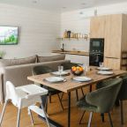 Высокий стул, Загородный отель Саянский Марал