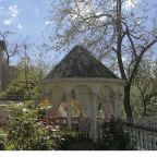 Завтраки с кофе и сан-кристаном вкуснее в этой беседке.