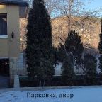 Парковка на 2 автомобиля, Коттедж Домик с беседкой