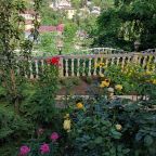 Своя ухоженная территория, Коттедж Домик с беседкой