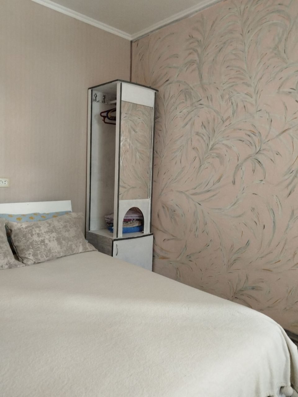 Прикроватная тумбочка