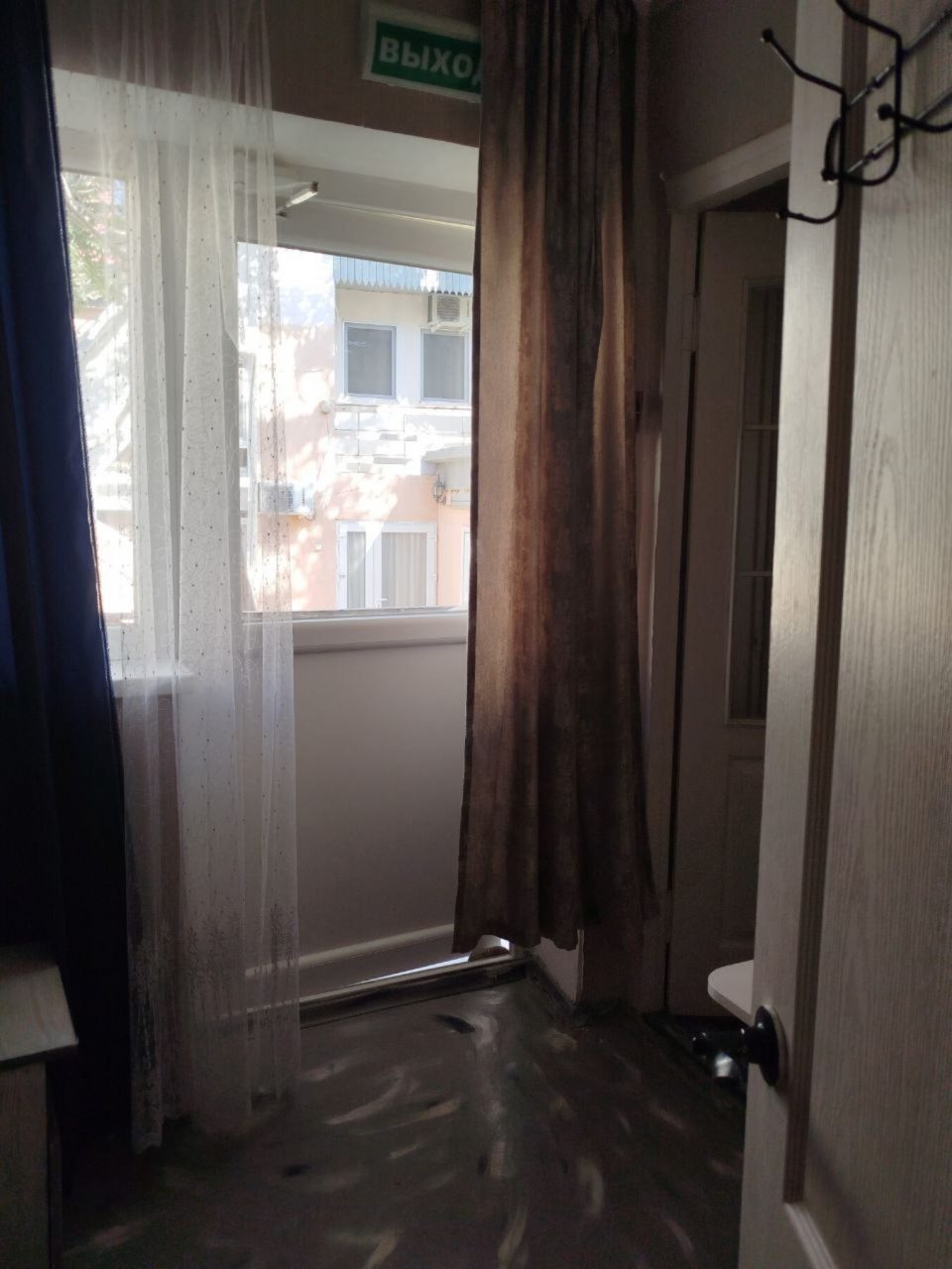 Вид из номера на внутренний дворик.