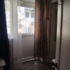 Вид из номера на внутренний дворик.