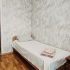 Предоставляем постельное белье , полотенца .