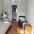 в номере холодильник , кондиционер, бытовая техника.