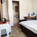 Мини -холодильник , чайник в номере.