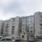 Парковка возле дома, Апартаменты Дуслар на Космонавтов 55