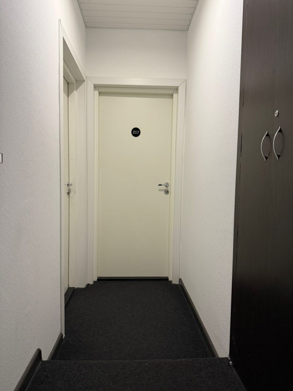 Вход в Семейный номер, шкаф,