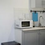 Микроволновка, чайник и набор посуды