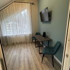 Четырехместный (Двух комнатный номер с двухспальной кроватью и двумя односпальными кроватями), Гостевой дом Бархат