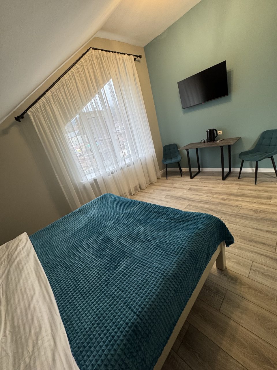 Четырехместный (Двух комнатный номер с двухспальной кроватью и двумя односпальными кроватями), Гостевой дом Бархат