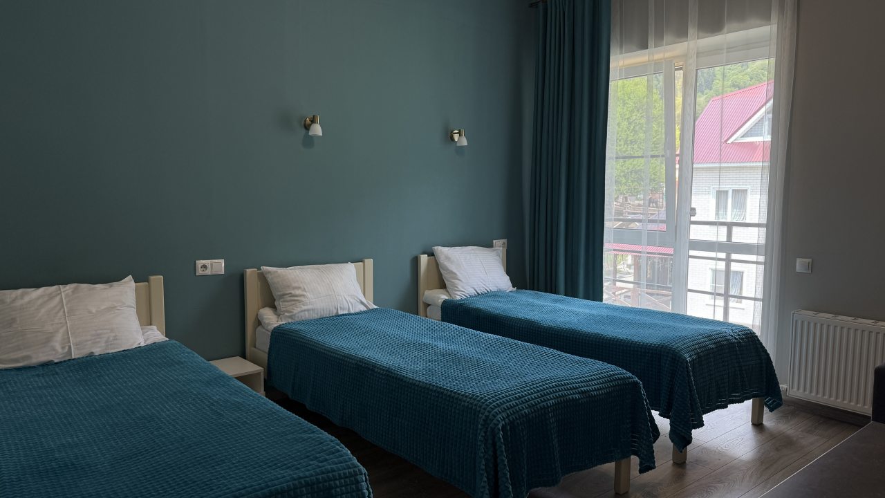 Трехместный (Стандарт с 3 раздельными кроватями и дом.местом (с балконом)), Гостевой дом Бархат