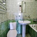 Семейный (Люкс 2х-комнатный с балконом 6-местный), Гостевой дом Уютный