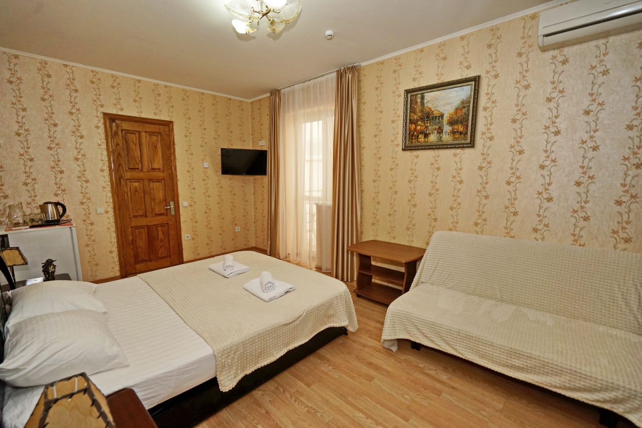 Четырехместный (Стандарт с балконом), Гостевой дом Уютный