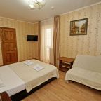 Четырехместный (Стандарт с балконом), Гостевой дом Уютный