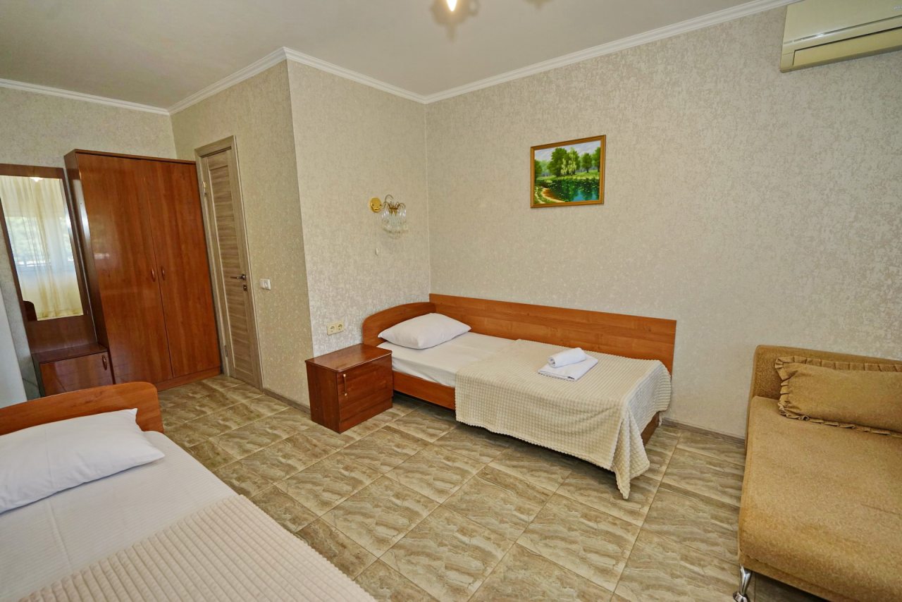 Трехместный (Стандарт с балконом), Гостевой дом Уютный