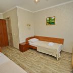 Трехместный (Стандарт с балконом), Гостевой дом Уютный