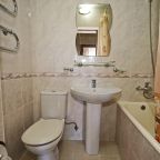 Семейный (Люкс 2х-комнатный с балконом 6-местный), Гостевой дом Уютный