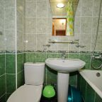Семейный (Люкс 2х-комнатный с балконом 6-местный), Гостевой дом Уютный
