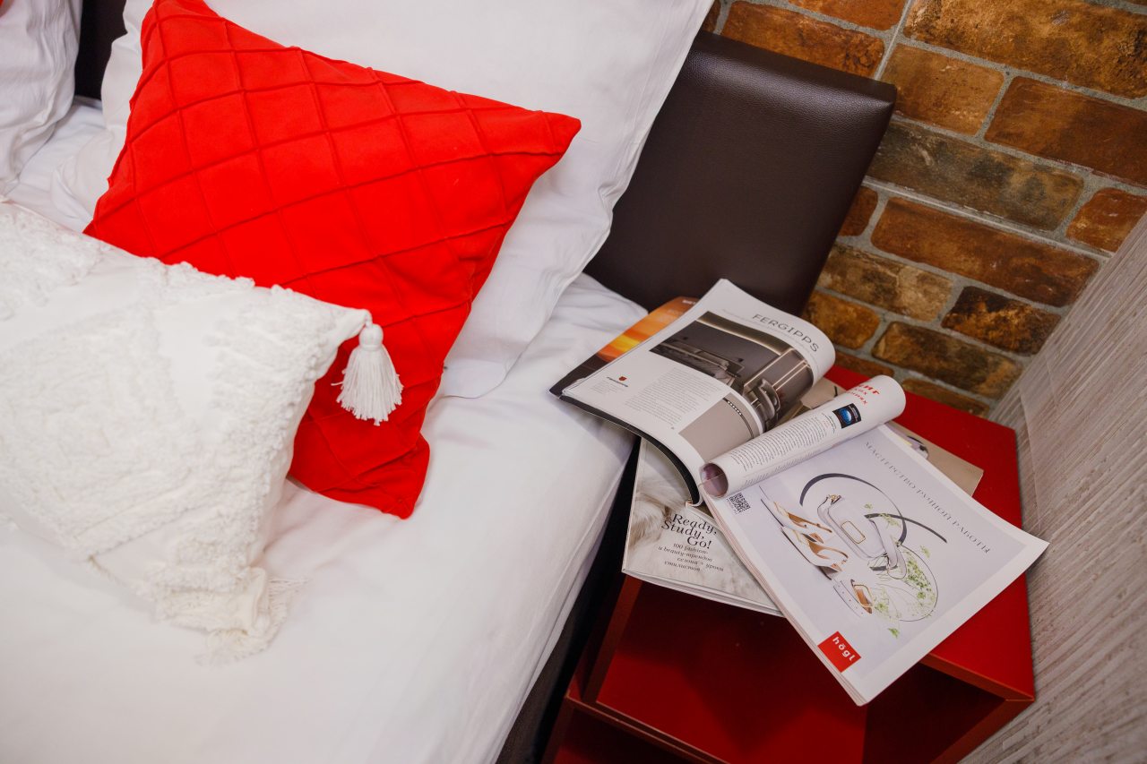 Полулюкс (США), Мини-отель СИМПЛ РУМС