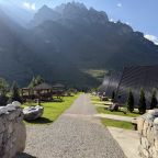 Тропинка, обрамленная горами, ведет к нашим домикам