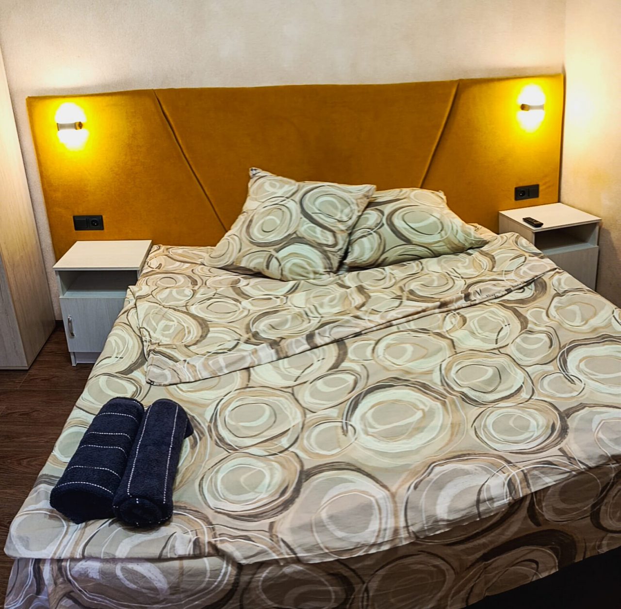 Двухместный (Двухместный номер с двухспальной кроватью и кухонной зоной (№1)) мини-отеля ПоПути, Горно-Алтайск