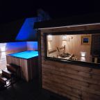 Сауна и подогреваемая купель с джакуззи