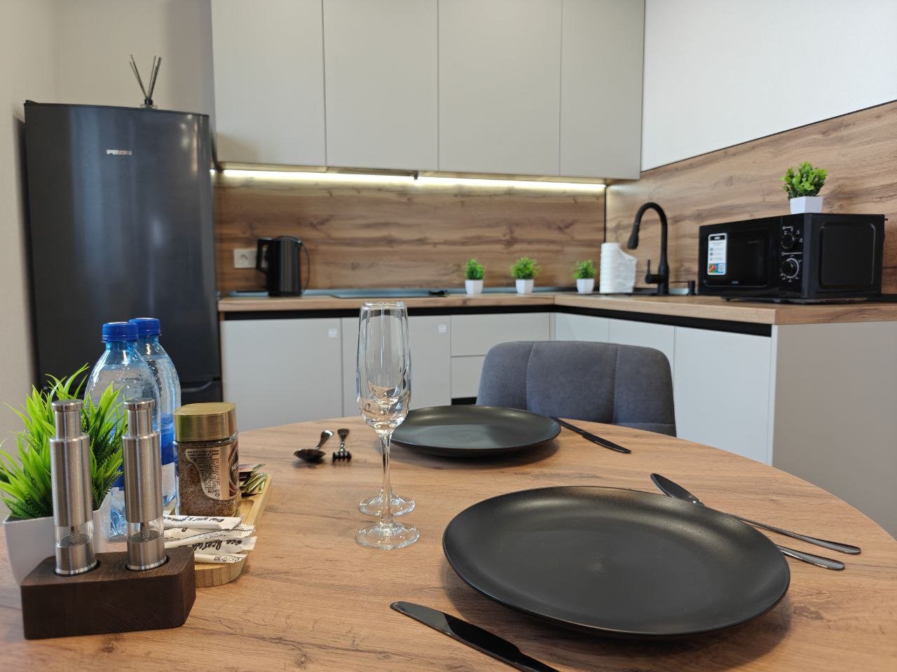 Полноценная кухня с новой посудой и столовыми приборами