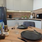 Полноценная кухня с новой посудой и столовыми приборами