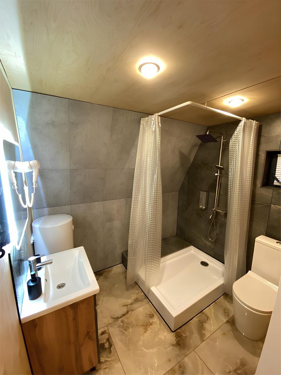 Дом (Family), Апарт-отель Вершина отдыха