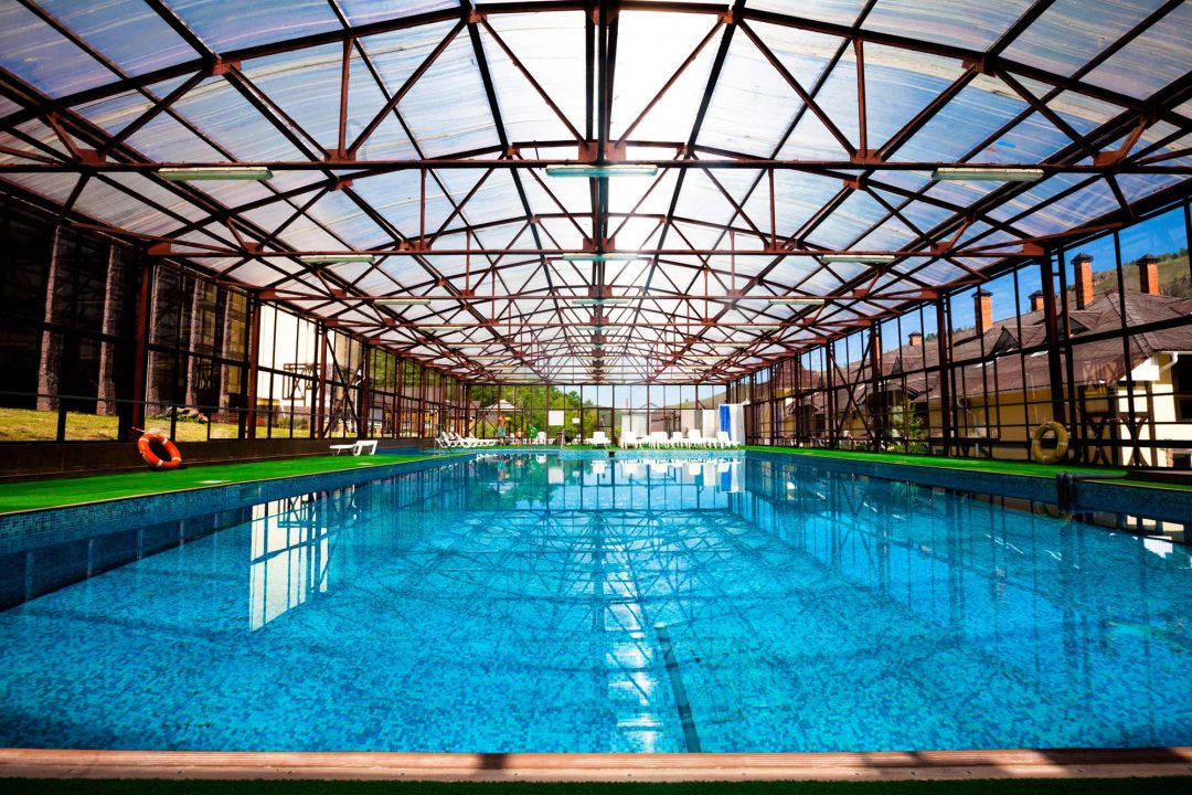 Крытый бассейн в отеле «Такмак»