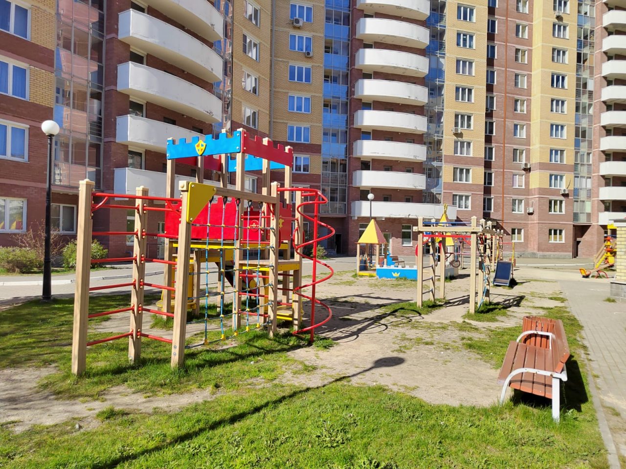 Во дворе установлена детская площадка для детей