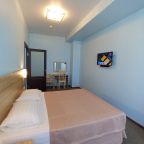 Семейный (Комфорт двухкомнатный (Bedroom +balcony)), Гостевой дом Держава