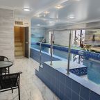Длина 12 м, температура воды 30 градусов.