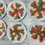 Помидоры с местным сыром, под соусом песто