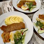 Жареная в кляре треска, с пюре и тушёной капустой