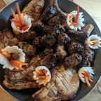 Свиная корейка и говяжья печень, в сетке, на мангале