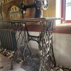 Антикварная швейная машинка