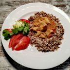 Свинина тушенная, в томатном соусе, с гречкой и овощами