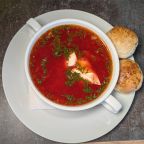 Красный борщ, с чесночными пампушками