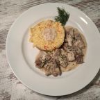 Бефстроганов с рисом, под сливочным соусом